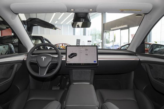 Véhicule énergétique 2024 Tesla Model Y avec une capacité de batterie de 78,4 kW et une puissance moteur de 331 kW