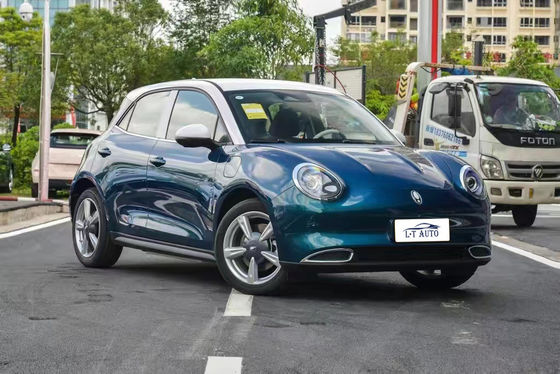 Un véhicule électrique à 5 portes et 5 sièges.