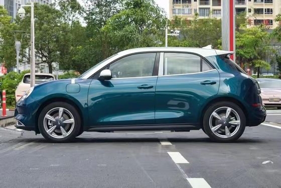 Un véhicule électrique à 5 portes et 5 sièges.