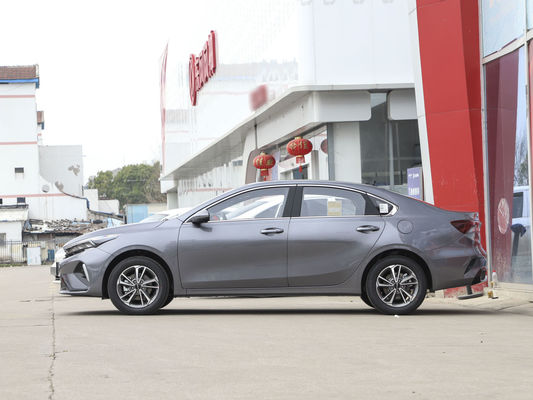 2024 KIA K3 voiture à essence à gouvernail gauche conduite automatique berline avec et phares LED