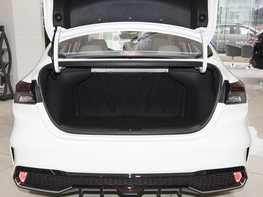 2024 KIA K3 voiture à essence à gouvernail gauche conduite automatique berline avec et phares LED