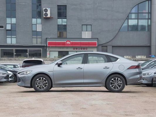2023 BYD Tang Song Yuan 4 portes 5 sièges Hatchback avec batterie au lithium fer phosphate