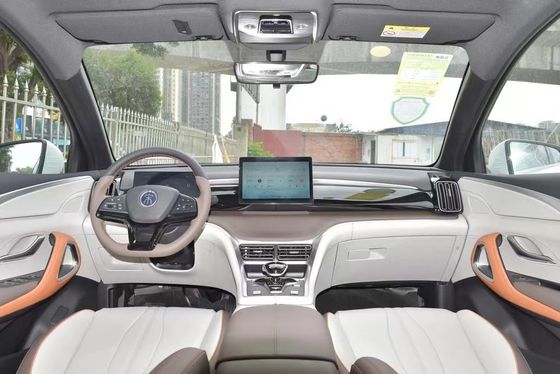 Une BYD EV grise avec une autonomie de 71 km et une vitesse maximale de 170 km/h 2024 modèle SONG Pro Champion