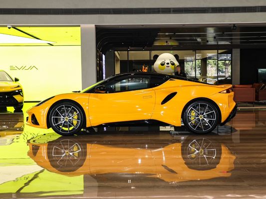 Lotus Emira voiture de sport libérant le plein potentiel de l'électricité au lithium ternaire