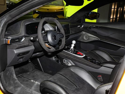 Lotus Emira voiture de sport libérant le plein potentiel de l'électricité au lithium ternaire