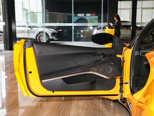 Lotus Emira voiture de sport libérant le plein potentiel de l'électricité au lithium ternaire