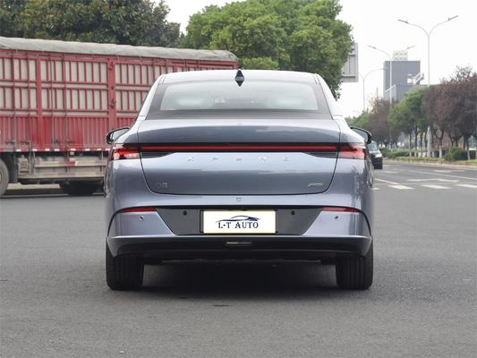Les véhicules électriques Xpeng P5 vendent directement des voitures électriques chinoises dans diverses couleurs
