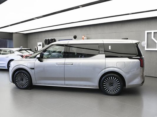 Un véhicule tout électrique de taille moyenne et grande, à deux moteurs et à batterie, à 6 places, en 2024