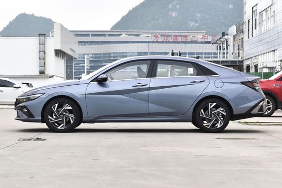 Elantra Sedan 4 portes 5 places avec caméra arrière à 360° et couple maximal Nm 100-200Nm