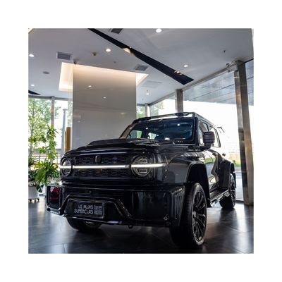 Le Cyberpunk Tank 300 est un SUV hybride à essence avec un grand coffre.