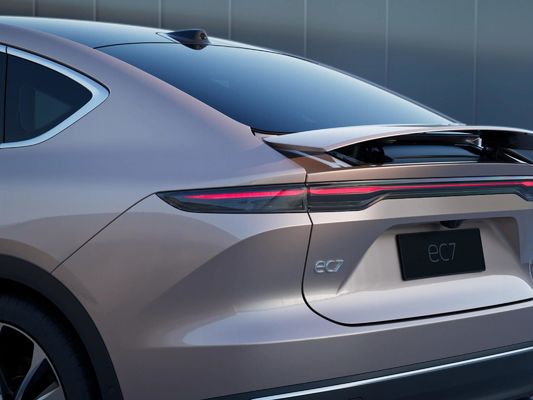 NIO EC7 SUV électrique à longue portée avec empattement de 2960 mm et structure de carrosserie à 5 portes et 5 places