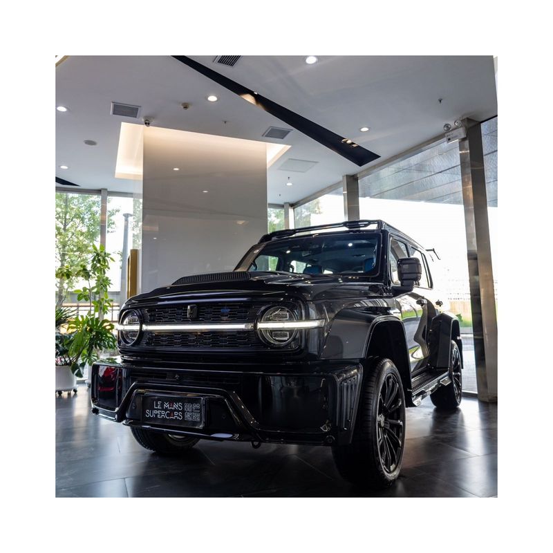 Le Cyberpunk Tank 300 est un SUV hybride à essence avec un grand coffre.